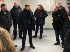 С. Гармс и учебная группа обучающихся